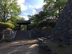 知らなかったけれど、松阪って本居宣長の生誕地なんだあ。せっかくだから、記念館に寄ろうかと思ったけれど開館時間は午後４時半まで。もう10分もないじゃん