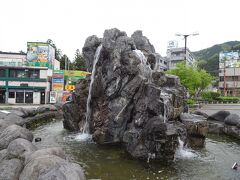 東武日光駅前には、日光三名瀑（華厳の滝、竜頭の滝、霧降の滝）をモチーフにしたオブジェ。
ちなみに、華厳の滝と竜頭の滝は7年前に訪れました。
https://4travel.jp/travelogue/10682974