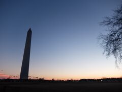 そのまま歩いて、ナショナルモールのワシントン記念塔。
これが思っていた以上に大きくて驚いた。こんなに大きいなんて聞いてない。って言うか、どこもかしこもワシントン、広すぎる！