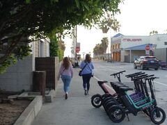 前を歩いているお姉さんも同じコインパーキングを利用
「Crazy！」って呆れてたわ

ロサンゼルスでは乗り捨て可能なシェア電気自動車と電動シェアスクーターがあちこちに点在
充電切れの自転車がゴミのように放置され
それをこまめに回収するトラックも見かけた
