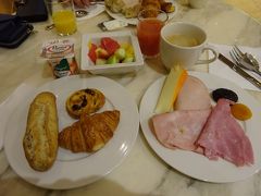 元日の朝ですがパリには何の変りもなく（本当は違うかも）セシリアの朝食はいつも通りです。
今日はホテルの移動が有るので朝食後に荷物をまとめてチェックアウト。荷物を預かってもらって出発します