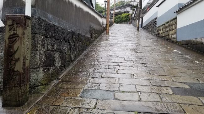 孔子廟を出て<br />少し歩くとオランダ坂です<br />思ったよりきつい坂です<br />雨が降る中 <br />上からスピードを出して 下っていく車に<br />スリップしないかヒヤヒヤしていました