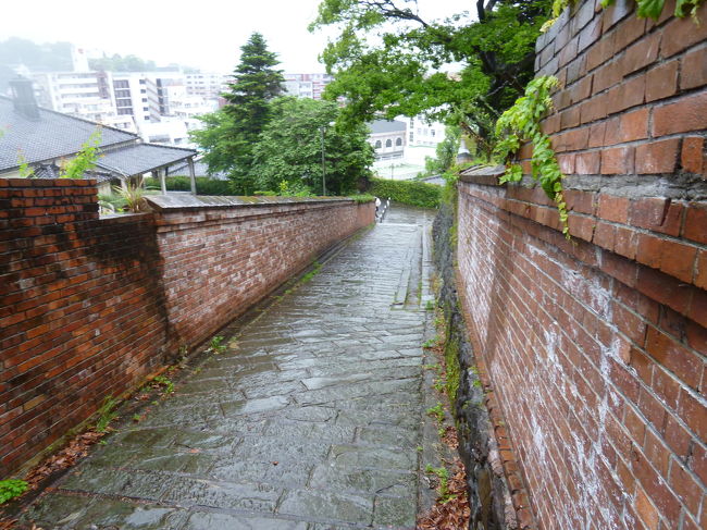 こんな風にオランダ坂を歩いて<br />下った所からタクシーに乗り<br />風頭公園へ行きました<br /><br />こちらへはバス移動もできますが<br />なにしろ弾丸日帰りの私たちは時間も大切<br />タクシーがgoodです