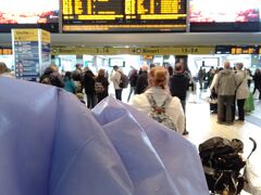 駅の近くで2ユーロ（≒300円）で傘を購入しました。今回の旅行は意外と雨が多かったので役にたちました。
ナポリ中央駅からサレルノまで列車で移動します。