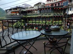 阿妹茶酒館を眺められる海悦楼茶坊へ
運良くテラス席が空いていたので、