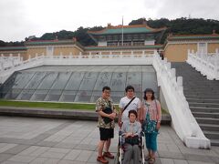 十分でランタンを揚げる予定でしたが豪雨のため台北市に戻り故宮博物院へ