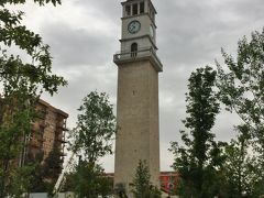 ≪時計塔≫ ジャーミア・エトヘム・ベウトのすぐ隣に建つ高さ35mの時計塔で、モスクとほぼ同時期に、これもハッジ・エトヘム・ベイにより建造。当初の石造りのオスマン様式の鐘楼に、1928年屋根とバルコニーが建てられさらに5m高くなってドイツ製の時計が設置され現在の姿となった。