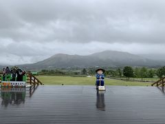 あいにくの天気ですが、阿蘇山はなんとか見えます。