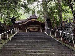 長い階段を上ります。
くしふる神社はくしふる峯を御神体とすると神社ですが、現在は社殿もあります。
近くに高天原遥拝所がありますが、明日訪れることにします。