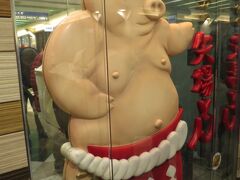 矢場とん　名古屋駅エスカ店

豚のお相撲さんは矢場とんの大人気キャラクターなんだって。
この豚さんのオリジナルグッズがたくさん売っていたので
Ｔシャツを買ってしまった！