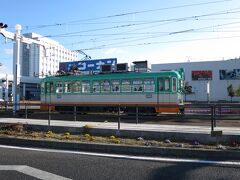 ほとんど人がいない高知駅。
そりゃそうよね、元日だもの。
高知には路面電車が走っていて、高知駅が発着駅になっています。