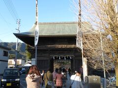 続いて【土佐神社】で初詣します。
土佐国総鎮守一宮と称された神社になります。

参道の入り口「楼門（神光門）」
１６３１年建立 
国の重要文化財になっています。

この門の前でアジア系の女性２人組がなにやら怪しげな勧誘をしていた。
片言で「署名をしてほしい」って。

神社の前でやるなんて罰当たりでしょ！