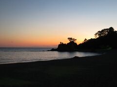 【桂浜】に来ました。
夕焼けには少し遅かったかな。
でも夕焼けに浮かび上がる岬のシルエットが美しい。