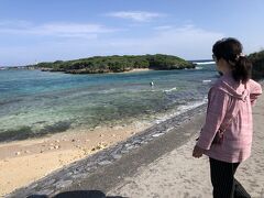 8:32 出口の先ほどなく備瀬崎

シュノーケリングの人気スポットらしいです。

干潮時には向かいの小さな島まで歩いて渡れるみたいです。