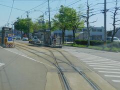 2019.05.02　越ノ潟ゆき普通列車車内
基本単線であり、１５分サイクルで運転されている。ところどころに交換可能な電停がある。