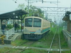 2019.05.03　貴生川ゆき普通列車車内
愛知川では、「あかね号」のバトンを受け継ぐ９００形とすれちがった。