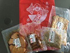 佃煮・煮豆・惣菜＜築地江戸一　本店＞
お店に全体に配置されている佃煮・煮豆・惣菜で、４パック1,000円の商品群があり、お好みのモノをチョイス出来ます。少量を格安で入手できます。
●まぐろやわらか煮
●たらこ
●ちりめん山椒
●焼きあなご　の４種類を試食して選んできました。