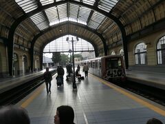 5月13日
3泊4日のクルーズを終えて、ピレウス港に戻ってきました。これからアテネ空港に移動し、航空機でウイーンを目指します。ピレウス港から列車と地下鉄でアテネ空港に向かいます。ここはピレウス港駅です。