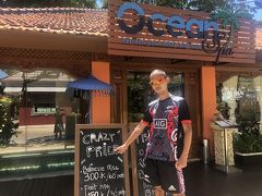 ～5/3 バリ島4日目～

子供達が珍しくお疲れ気味…そして本日のメインイベントは夜なので子供達を部屋に残して夫婦でマッサージ♪

バリコレ内のそれも冷房の効いた室内のお店なので1時間30万ルピアとバリ島としたらかなり高いけど日本円にしたら2400円だし便利だし（笑）

満足なオイルマッサージでした(*^◯^*)