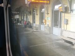ここはティラーノ駅。混み合ってましたが早足で駅を移動し、改装中で券売機がみあたらなかったのでカフェ兼タバッキで券をレッコ駅まで購入しました。

なんとか間に合った。