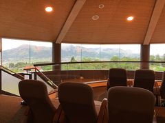 3階の展望スペースから雄大な阿蘇の山が見えます。