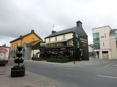 ダブリンのバスターミナルからコーク行きＸ８番のバスに乗って約２時間、キャッシェルに到着しました。バスを降りると目の前に洒落た雰囲気のパブがあり、やっぱりこの国はどこに行ってもパブがあるんだ、ということを実感させられます。