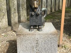 こんぴらさんには、こんぴら狗がいます。

江戸時代は旅行は禁止されていたことがあったそうです。そんな人が参れない状況の時、代わりに犬に参らせたそうです。富士山や伊勢神宮でも犬に参らせたという逸話がありますね。

そんな逸話から、犬を連れて参られる方も多数お見掛けしました。

実家の両親が小型犬をこよなく愛していますが、旅行三昧は、甲高い「キャン、キャン！」って鳴き声に、「いやぁ、ちょっと。。」で一歩ひいている感じです。。

犬は人との絆が強いですね。
