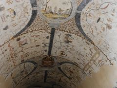 市庁舎の下、奥が閉じられた空間の天井に、不思議な絵が描かれていました。
ラッファエッロ・コーダ・ダ・リミニが、ネロの黄金宮殿をモチーフに描いたものなのだとか。