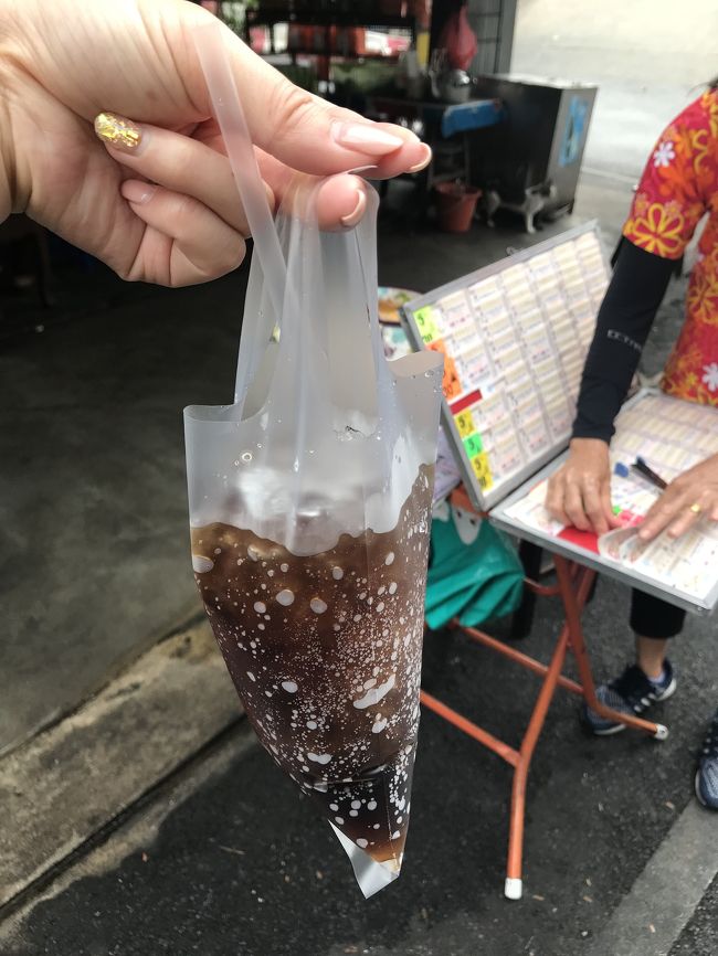 お寺を出たとこのお店で買ったコーラ。<br />瓶の蓋を開けたら、その中身をジャーって袋に入れてストローさしてくれた。笑