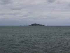 遠くに大神島が見えます。
残念ながら、フェリーは出た後でした・・・。
漁港周辺を散策して車へ戻る事にしました。