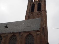 ＜旧教会＞
こちらは塔が傾いているということですが、よくわからない。見る角度でわかるんだと思うけど・・・
こちらは、フェルメールさんが埋葬されているということです。