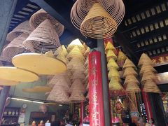 媽閣廟はマカオで最大最古の中国寺院

天井から渦巻き線香が大量にぶら下がっている