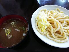 午前中から思いのほかトレッキング状態だったのでお昼ごはんね
吉田うどんが食べたいというツレの主張でくれちうどんさんを訪問
肉つけうどんの冷やしは並みで450円
肉は馬肉、うどんの上に見えるのはきゃべつです