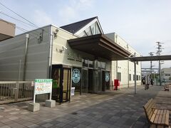 米原駅の東口。
市街地は西口の方で、こちらは新幹線停車駅とは思えない規模の小さい駅舎。
