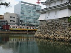 様々な電車がカラフルな広告ラッピングして走る姿は楽しい。
お堀の水面に映りこむ電車もなんかいい感じです。