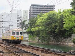 高松築港駅を出た一宮行き電車が走ってきました。
元京急１０００形（現ことでん１０８０形）です。
京急沿線で育ったので懐かしい車両が遠く四国で活躍している姿を見られるのがとてもうれしく思えます。