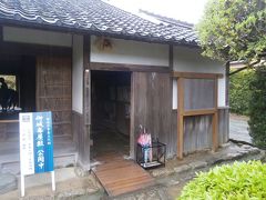  松阪城から御城番屋敷へ向かいました。御城番屋敷は江戸時代を警備する紀州藩士とその家族の住居として建てられたそうです。