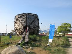 高松港まで散歩に出ると瀬戸内国際芸術際開催中で無料で見れる展示物が
ありました。「国境を越えて・海」