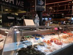 魚市場にはいくつかのイートインできるお店があり、サイトで日本語メニューを公開していたこちらのお店へ。

同じ船・列車でフィヨルドからベルゲンへ移動してきた人たちもちらほら。

ショーケースには魚介類、ロブスター、カニ、ウニなどがずらり。