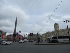 蜂起広場

モスクワ駅前はネフスキー大通りが通る交差点となっており
蜂起広場といわれている場所です。
ここからエルミタージュ美術館までネフスキー大通りで一直線。
サンクトペテルブルグのメインの通りです。
