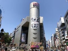 東京・渋谷『SHIBUYA109』の外観の写真。

2019年5月24日から広告はセブチです。
画像をクリックして拡大してご覧ください。

K-POPグループ「SEVENTEEN（セブンティーン）」
JAPAN 1ST SINGLE「Happy　Ending」リリース記念
SEVENTEEN渋谷エリアジャック！

「♯セブチがジャック」

土曜日に渋谷へ行くと、K-POPグループ「SEVENTEEN
（セブンティーン）」のファンであるカラットちゃんたちがいっぱい
街を歩いていました。なぜ、セブチファンだとわかるかは、
これまでに販売されたグッズや服を身に着けていたり、
今回のイベントのセブチのショッパーを持っているから($・・)/~~~

20代前半の女子が多いけど、たまに男性ファンも見かけました♪

①SHIBUYA 109　（シリンダー壁面：～6/7、他コンテンツ ～6/9まで）
②MAGNET by SHIBUYA109 / 109フォーラムビジョン /
CROSSING VIEW(～6/9まで)
③SHIBUYA TSUTAYA店（5/27～6/3) / 渋谷Q's EYE(～6/9まで)
（※SHIBUYA TSUTAYA店に関しましては、店内パネル展示に限ります）
④渋谷センター街エリアジャック（街路灯フラッグ + 街頭BGM放送)
(5/29～6/11)
⑤渋谷西村ボード(6/1～6/14)
⑥シブハチヒットビジョン(5/27～6/2)
⑦渋谷マルイ(～6/15まで)
⑧POP UP STORE： SHIBUYA109 8階「DISP!!!」(～6/18まで)
⑨CAFE：MAG7 (MAGNET by SHIBUYA109 7階 フードホール）
(～6/9まで)
⑩CAFE：SHIBUYA BOX CAFE&SPACE （渋谷LOFT 2階)(6/6～7/15)
⑪CAFE：OMOTESANDO BOX CAFE&SPACE(5/28～7/15)
⑫hmv museum（「HMV&BOOKS SHIBUYA」6F）(～6/16まで）
※アドトラックも対象となります！（新宿・渋谷・原宿エリア）
(5/27～6/9)

https://seventeen-17.jp/statics/happy_ending_jack