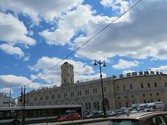 サンクトペテルブルグ2日目
昨日は雪が舞う寒空だったのが一転、
晴天に恵まれました。
それでもまだモスクワより寒い。
最高気温は10度台前半ぐらいだったでしょうか。

ロシアは6日目となり疲れも見えてきましたので
ホテルでゆっくりした後、遅めの出発となりました。
既に11:30ともうすぐお昼です。

ホテル近くのモスクワ駅が
昨日とは全く違うところに見えます。

