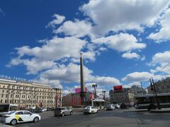 ヴァスターニャ蜂起広場

モスクワ駅前の交差点。

オベリスク、ヨーロッパの青空、そして白い雲
本当に絵になります。