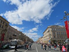 ネフスキー大通り

モスクワ駅前の横断歩道を渡っている時
撮りました。この真っ直ぐの道の先に
エルミタージュ美術館があります。