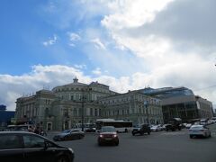 左にマリインスキー劇場・右後ろにマリインスキー劇場２

モスクワのボリショイに対しサンクトペテルブルグでは
この左のマリインスキー劇場でしょう。
1870年設立と歴史も十分。
ただボリショイ劇場の方が重厚感のある威風堂々たる建物だった気がします。
中も見て比較したかったですがバレエ観劇の予定なしで残念。



