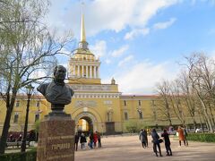 旧海軍省前のアレキサンドロスキー庭園

銅像は海軍の偉い人でしょうね。
金色の尖塔は1823年に現在の姿になったということで
永年海軍のシンボルとして存在してきたのでしょう。
聖堂といってもいいような建物です。
