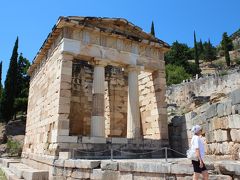ジグザグに続く参道の踊り場にあるのは、1906年にフランスの考古学会が復元した“アテネ人の宝庫”。

BC490年のマラトンの戦いで、アテネ・プラタイアの連合軍がアケメネス朝ペルシアに勝利したのを記念してこの地に捧げられたもので、宝庫の前にはマラトンの戦いでの戦利品が所狭しと並べられていたとのこと。