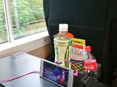 千葉の山奥から、俺ら東京さ行くだ。
つい数年前までは我が家からちょっと離れた駅からは行商列車なるでっかい駕籠を担いだ手ぬぐいほっかむりオバチャンが乗った専用列車が走っていた、それだけ田舎から出かけるだ。

私のお茶はワイフ様の携帯スタンドとなりました。
あの、私、喉乾いたんですけど…。