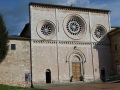 そして、こちらがサン・ピエトロ修道院。
もともとは、城壁の外に10世紀に建てられた教会にさかのぼります。14世紀になって、城壁の拡大に伴って、街の中に組み込まれました。

ファサードは13世紀に建てられたときの様子をとどめています。
３つのバラ窓も美しい。