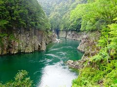 （瀞峡）

エメラルドグリーンの瀞峡。